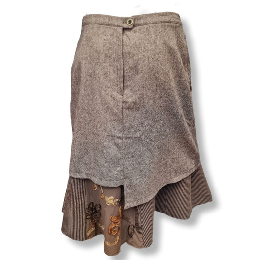 Designer Rock in ausgefallener Optik . Asymetrisch und in Materialmix in Tweed und Farbe Braun. Rückseite