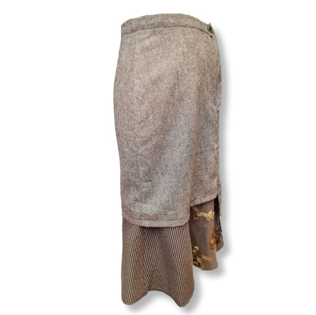 Designer Rock in ausgefallener Optik . Asymetrisch und in Materialmix in Tweed und Farbe Braun. Seitenansicht.