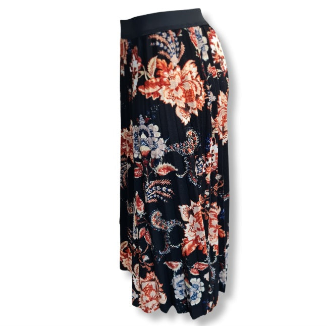 Ein Rock mit plissierung Terrak,ottafarbende Blumen mit Weiss und Blau auf schwarzen Stoff. Mit Gummikbund Knielänge.