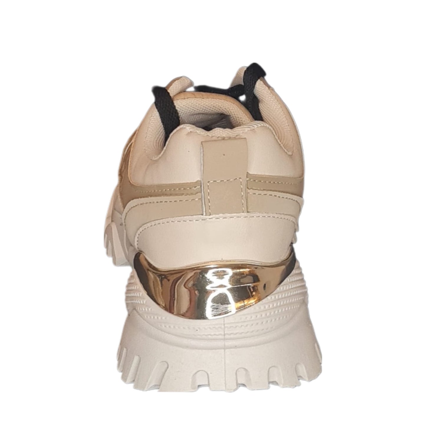 Diese eleganten Sneaker in Beige Sandfarbig verleihen jedem Outfit einen sportlichen und dennoch eleganten Touch. Das abgesteppte Synthetik-Obermaterial sorgt für ein modernes Aussehen und die EVA-Zwischensohle bietet den ganzen Tag über Komfort. Mit der Gummisohle und dem Schnürschuh sind diese Sneaker perfekt für einen aktiven Lebensstil. Die Komfort Form Einlegesohle rundet das Gesamtbild ab. Absatz mittel, 3cm hoch. Ansicht ein Schuh von hinten der Absatz mit Gold.