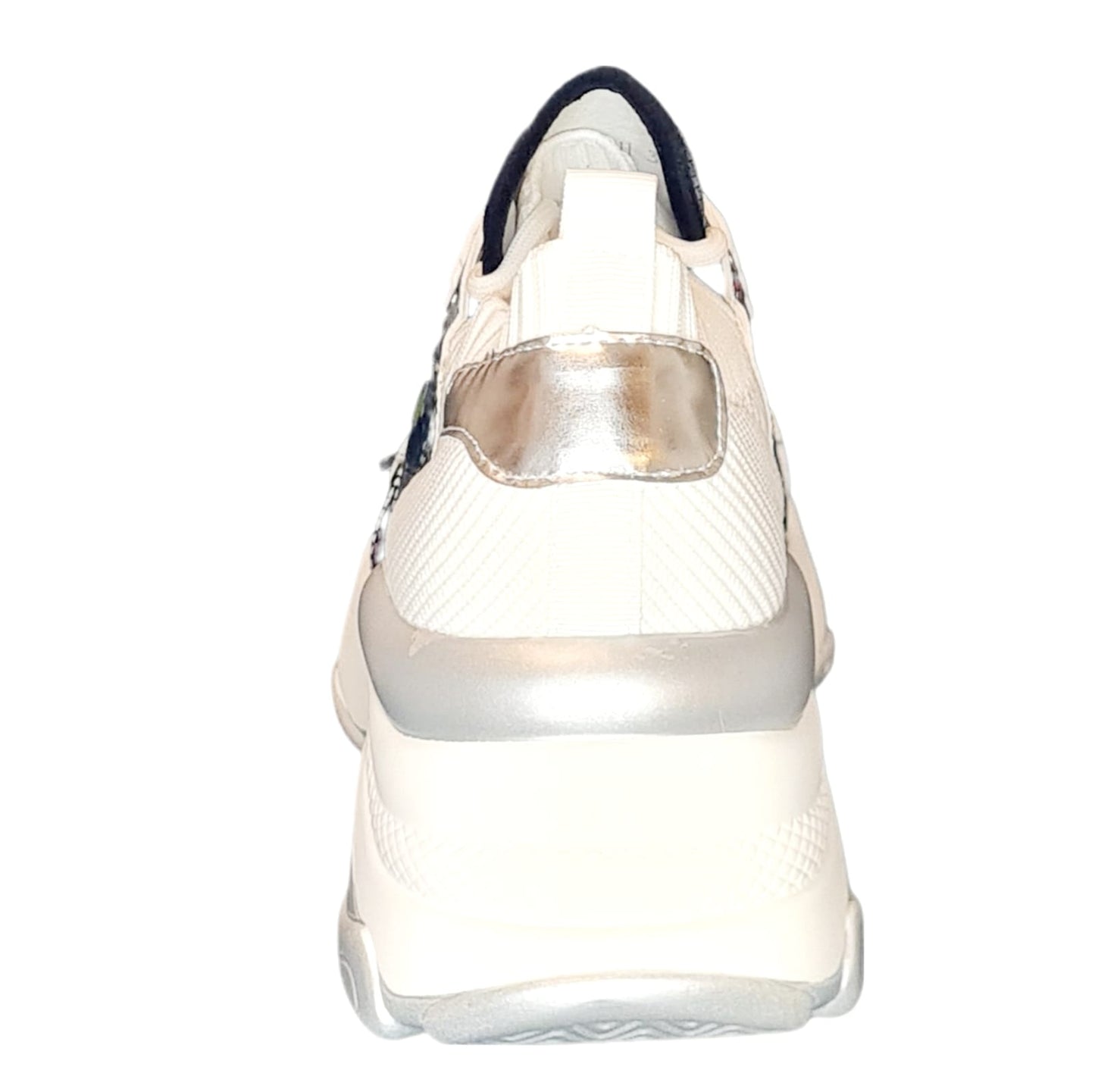 Entdecken Sie den perfekten Begleiter für Ihren sportlichen Lifestyle - der Sneaker Weiß Blau! Mit seinem Obermaterial aus hochwertigem Synthetik in Schlangenoptik und dem bequemen Schnürschuh-Design bietet er nicht nur einen modernen Look, sondern auch einen perfekten Halt. Die EVA Zwischensohle und das spezielle Form Fußbett machen ihn außerdem zu einem besonders leichten und komfortablen Schuh für jeden Anlass, Ansicht hinten Absatz Weiß und Silber 4 cm hoch.