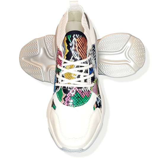 Entdecken Sie den perfekten Begleiter für Ihren sportlichen Lifestyle - der Sneaker Weiß Blau! Mit seinem Obermaterial aus hochwertigem Synthetik in Schlangenoptik und dem bequemen Schnürschuh-Design bietet er nicht nur einen modernen Look, sondern auch einen perfekten Halt. Die EVA Zwischensohle und das spezielle Form Fußbett machen ihn außerdem zu einem besonders leichten und komfortablen Schuh für jeden Anlass, Ansicht Von vorne und oben mit der Sohle Weiss.