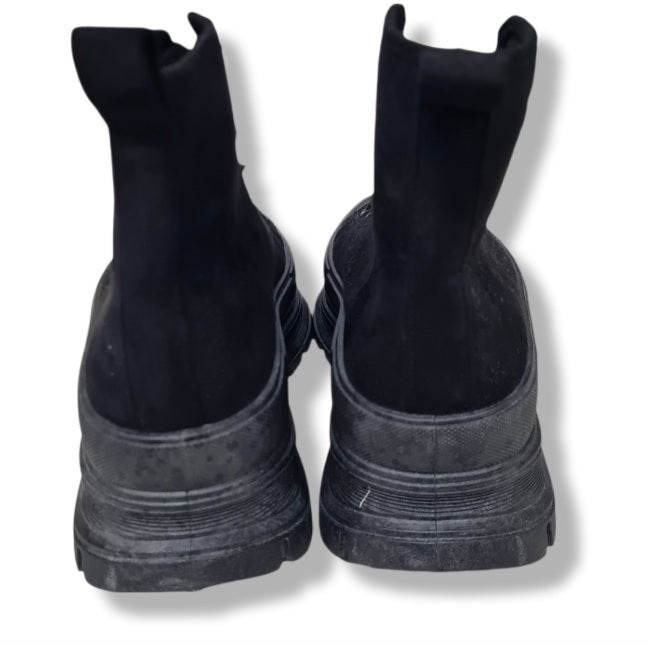 Schwarzer Boots in Velouroptik mit Schnürrung und dicker Laufsohle. Rückenansicht