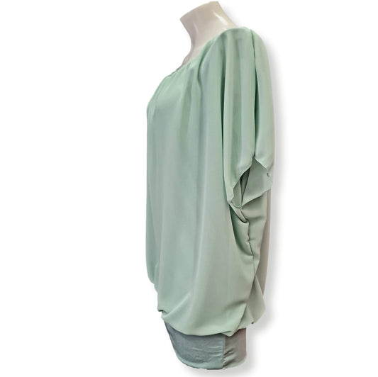 Entdecke den ultimativen Komfort mit dem Shirt Conci! Sein zweilagiges Design mit breitem Bund in Pistazie bietet einen lässigen und bequemen Schnitt. Hergestellt aus 50% Polyester, 45% Viskose und 5% Elasthan, ist es das perfekte Kleidungsstück für jeden Tag. Verpasse nicht den luxuriösen Tragekomfort! Seitenansicht.