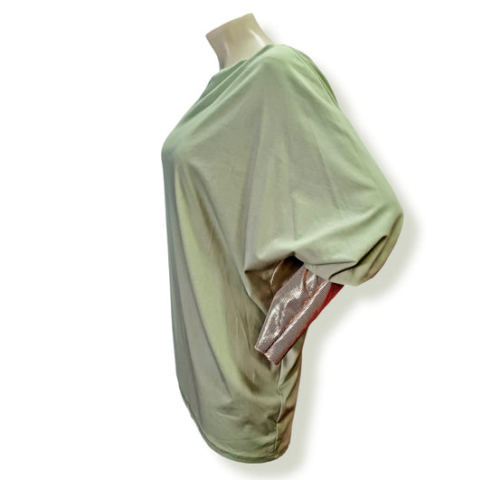 Das elegante Shirt Gitta in Farbe Mint Gold besteht aus hochwertiger Baumwolle (66%), Polyamid (29%) und Elasthan (5%). Es ist nicht nur stilvoll, sondern auch super bequem. Die perfekte Wahl für jeden Anlass. Seitenansicht.