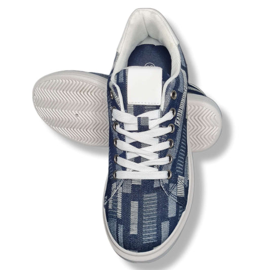 Als Sneakerliebhaber werden Sie von diesen klassischen, sportlichen Sneakern in den Farben Weiß und Blau begeistert sein. Hergestellt aus atmungsaktiver Baumwolle in Leinenoptik, bieten sie nicht nur einen hohen Tragekomfort, sondern verleihen Ihnen auch einen lässigen Look. Die EVA-Zwischensohle und die strapazierfähige Gummisohle garantieren zudem eine optimale Dämpfung und Rutschfestigkeit. Perfekt für jeden Segelschuh-Liebhaber mit einem mittelhohen Absatz von 3cm.