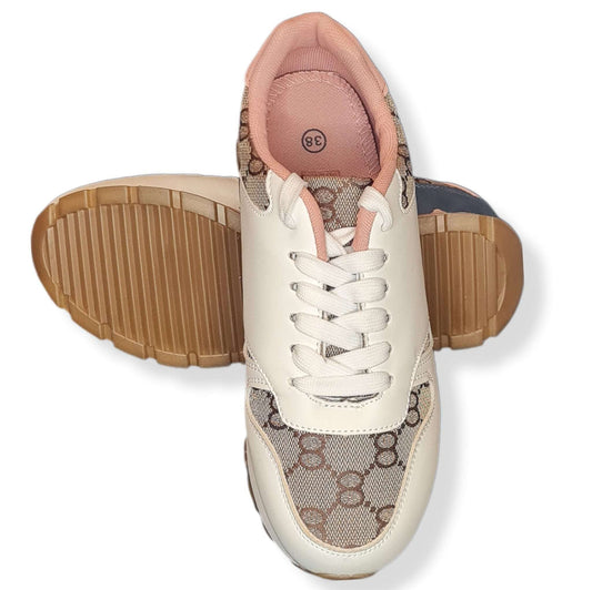 Dieser sportliche Sneaker in Weiß, Rose und Blau ist der perfekte Begleiter für jeden Tag. Der Schnürschuh bietet festen Halt, während die EVA Zwischensohle für bequemes Laufen sorgt. Dank des Obermaterials aus Synthetik ist der Schuh leicht und strapazierfähig. Mit einem mittelhohen Absatz von 3cm ist er sowohl für den Sport als auch für den Alltag stylisch und komfortabel. Ansicht Sohle.