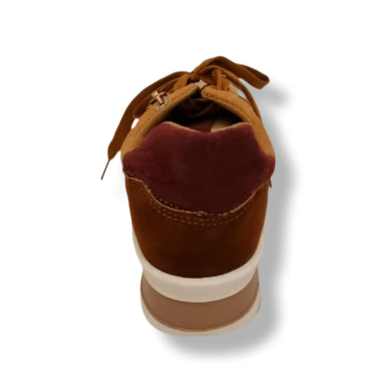 arbmix Braun, Amber,Zimt und Bordeux. Sneaker mit goldenen Zipper und Schnürrung. Absatzhöhe 4 cm.