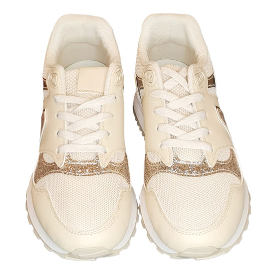 Dieser Sneaker in den Farben Cream Goldfarbig besticht nicht nur durch sein sportlich-modisches Design, sondern auch durch seine leichte Beschaffenheit und den bequemen EVA Zwischensohle. Das Form Fußbett sorgt für optimalen Tragekomfort und dank des 3cm Absatzes sind Sie immer im Trend. Perfekt für einen lässigen und bequemen Alltagslook. Ansicht Paar von vorne und oben.