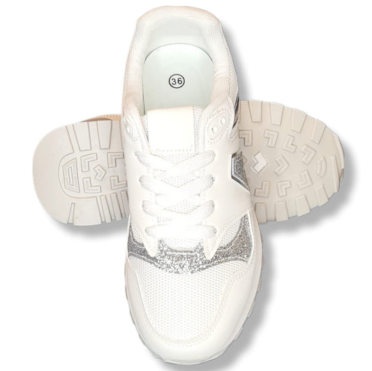 Sneaker Weiß und Silberfarben, Schnürschuh, EVA Gummisohle, Form Fußbett, sehr leicht,4 cm Absatz. Vorderansicht und Sohle.