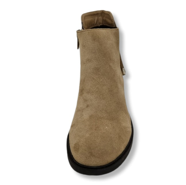 klassische Stiefelette in der Farbe Beige in der Veloursoptik. Auffällig Verschnürrung mit Quaste. Schwarze Sohle . Ca. 3 cm hoch. Front.