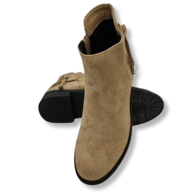 klassische Stiefelette in der Farbe Beige in der Veloursoptik. Auffällig Verschnürrung mit Quaste. Schwarze Sohle . Ca. 3 cm hoch.