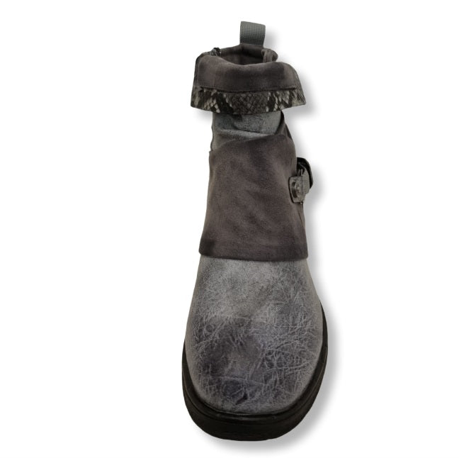 Stiefelette in Grau mit Silberbesatz und Schlangenprint. Auffällige Verschluss mit Spange über Ferse.