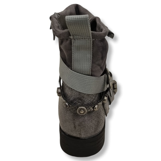 Stiefelette in Grau mit Silberbesatz und Schlangenprint. Auffällige Verschluss mit Spange über Ferse.