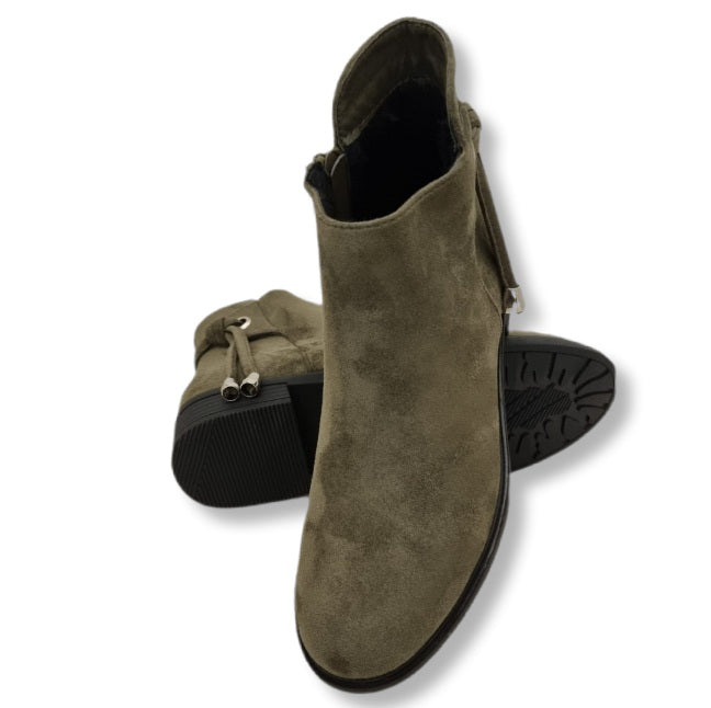 grüner , olive Farbener Stiefelette in Veloursoptik. Mit Fersenschnürrung und Quaste.