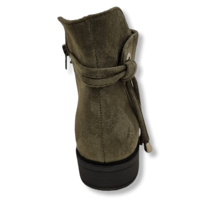 grüner , olive Farbener Stiefelette in Veloursoptik. Mit Fersenschnürrung und Quaste.