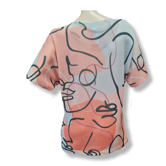 Dieses T-Shirt Elvira Strick bietet Ihnen einzigartigen Tragekomfort. Mit seinem Rundhalsausschnitt und dem lässigen Look ist es perfekt für den Alltag geeignet. Der hohe Anteil an Viskose sorgt für ein angenehmes Tragegefühl, während der Mikrofaser-Anteil für eine leichte und atmungsaktive Eigenschaft sorgt. In der trendigen Farbe Hummer Grau Blau ist dieses T-Shirt ein echter Hingucker. Rückenansicht