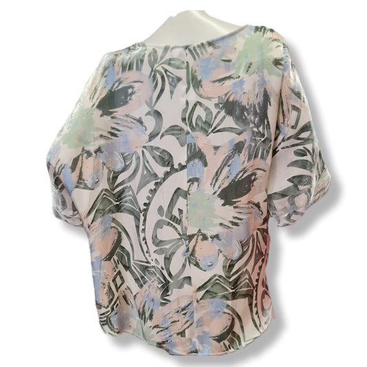 Das T-Shirt Flora in Beige-Grün besticht durch seinen Rundhals-Ausschnitt und einen weiten Schnitt. Hergestellt aus 85% Viskose und 15% Nylon ist es nicht nur bequem, sondern auch langlebig. Perfekt für einen lässigen und doch stilvollen Look. Rückenansicht.