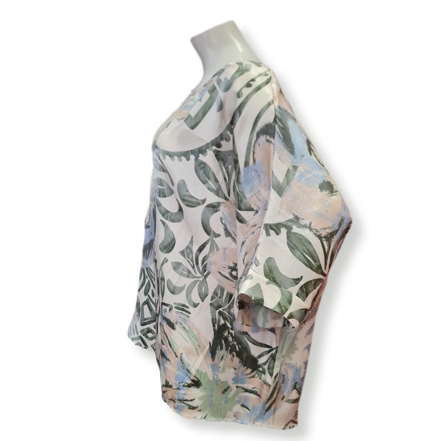 Das T-Shirt Flora in Beige-Grün besticht durch seinen Rundhals-Ausschnitt und einen weiten Schnitt. Hergestellt aus 85% Viskose und 15% Nylon ist es nicht nur bequem, sondern auch langlebig. Perfekt für einen lässigen und doch stilvollen Look. Seitenansicht.