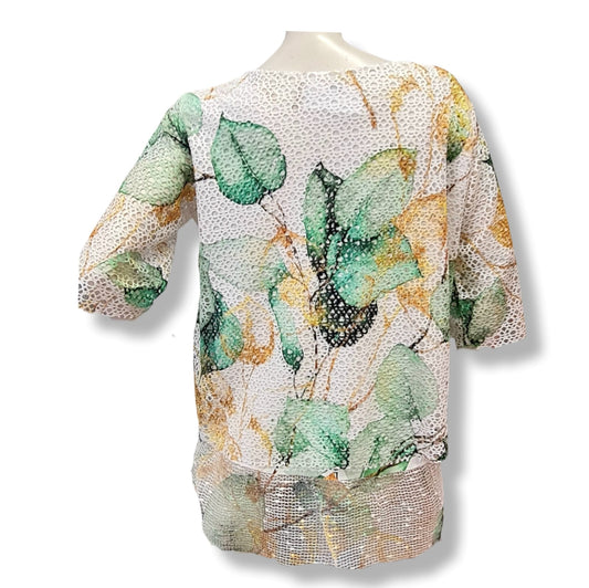 Dieses T-Shirt Foglio besteht aus 2lagigem Stoff in den Farben Gau, Beige und Naturweiß. Die Kombination aus 65% Microfaser, 30% Viskose und 5% Elasthan bietet ein angenehmes Tragegefühl und eine perfekte Passform. Der Schnitt ist gerade und der Rundhals-Ausschnitt sorgt für einen klassischen Look. Rückenansicht.