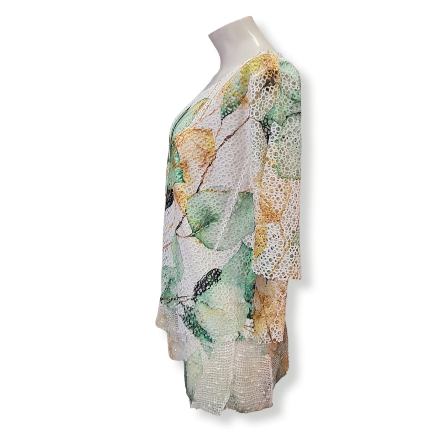 Dieses T-Shirt Foglio besteht aus 2lagigem Stoff in den Farben Gau, Beige und Naturweiß. Die Kombination aus 65% Microfaser, 30% Viskose und 5% Elasthan bietet ein angenehmes Tragegefühl und eine perfekte Passform. Der Schnitt ist gerade und der Rundhals-Ausschnitt sorgt für einen klassischen Look. Seitenansicht.