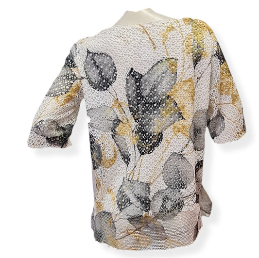 Dieses T-Shirt Foglio besteht aus 65% Polyester, 30% Viskose und 5% Elasthan. Es ist 2-lagig und kommt in der eleganten Farbkombination Grau-Beige-Weiß. Das weiche Material sorgt für Tragekomfort und die 2 Lagen bieten zusätzliche Wärme im kalten Wetter. Ein perfektes Kleidungsstück für den täglichen Gebrauch oder besondere Anlässe. Rückenansicht.