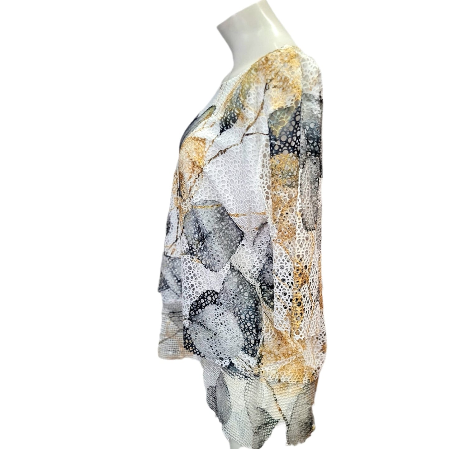 Dieses T-Shirt Foglio besteht aus 65% Polyester, 30% Viskose und 5% Elasthan. Es ist 2-lagig und kommt in der eleganten Farbkombination Grau-Beige-Weiß. Das weiche Material sorgt für Tragekomfort und die 2 Lagen bieten zusätzliche Wärme im kalten Wetter. Ein perfektes Kleidungsstück für den täglichen Gebrauch oder besondere Anlässe. Seitenansicht.