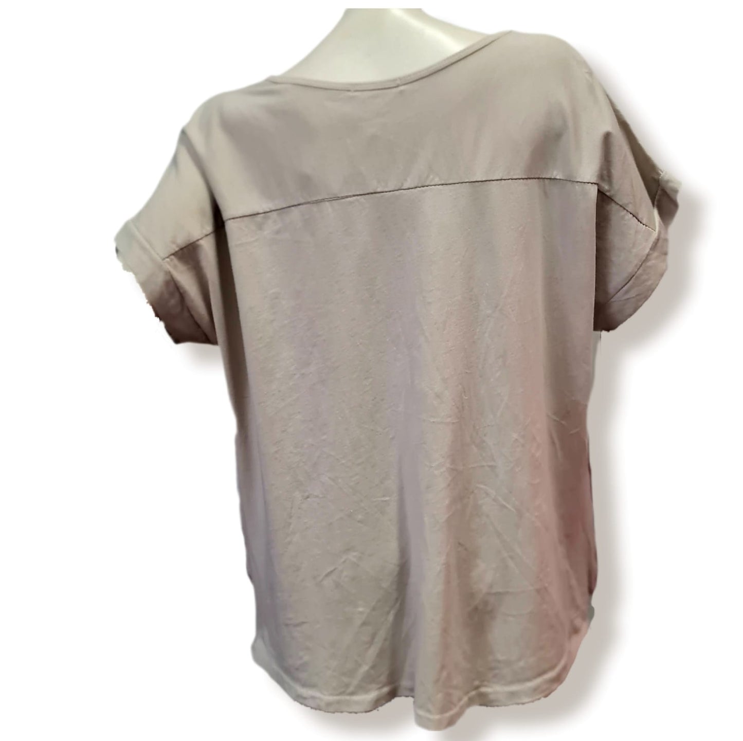 Unser T-Shirt "I LOVE YOU Khaki" ist aus hochwertigem Goldfarbig-Material gefertigt. Mit einem lässigen, weiten Schnitt aus 50% Baumwolle, 35% Viskose und 5% Nylon bietet es optimalen Tragekomfort. Zeigen Sie Ihre Liebe auf stilvolle Weise mit diesem einzigartigen T-Shirt. Rückenansicht Khakifarbig.
