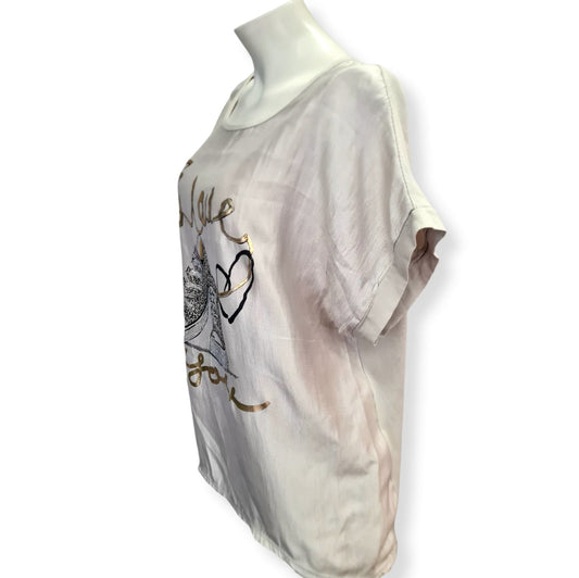 Unser T-Shirt "I LOVE YOU Khaki" ist aus hochwertigem Goldfarbig-Material gefertigt. Mit einem lässigen, weiten Schnitt aus 50% Baumwolle, 35% Viskose und 5% Nylon bietet es optimalen Tragekomfort. Zeigen Sie Ihre Liebe auf stilvolle Weise mit diesem einzigartigen T-Shirt. Seitenansicht.