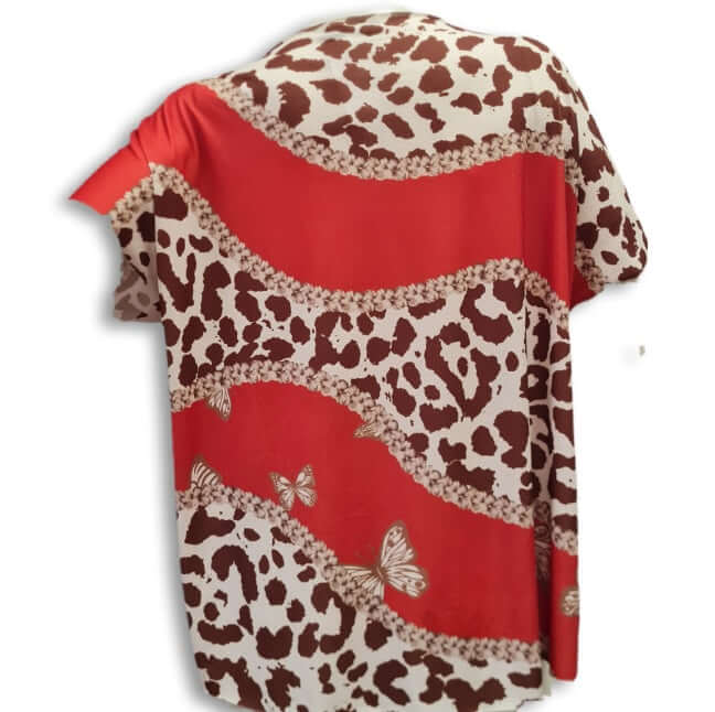 lässiges T-Shirt mit Leodruck und einen Orangefarbenen Banner. Weiters Highlight sind Schmetterlinge