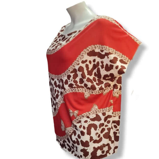 Ein T-Shirt mit Leodruck und einer Bordüre in Orange darauf fliegen Schmetterling.