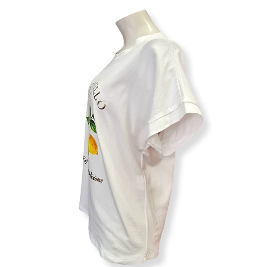 Dieses T-Shirt Limoncello bietet einen sportlichen Schnitt und ist aus 95% Baumwolle und 5% Elastan gefertigt. Der Rundhalsausschnitt sorgt für hohen Tragekomfort. Mit dem frischen Design in Weiß, Gelb und Grün ist es perfekt für den Sommer geeignet.