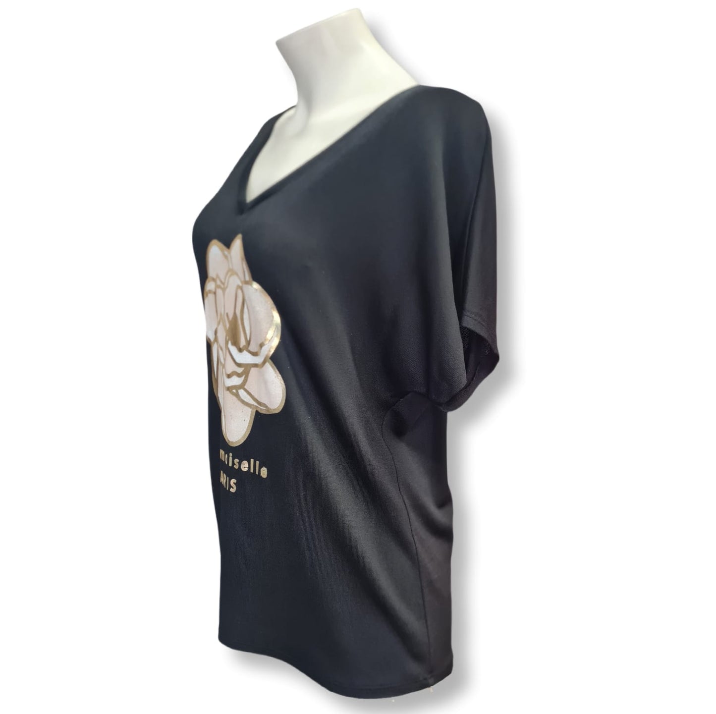 Erwecke deine Weiblichkeit mit dem T-Shirt Mademoisell Schwarz Gold. Dank der hochwertigen Feinstrickqualität aus 70% Viskose, 25% Nylon und 5% Elasthan, ist das Shirt besonders bequem und schmeichelt deiner Figur. Der goldfarbige Druck einer Rose verleiht dem Shirt eine elegante Note. Perfekt für einen stilvollen Auftritt. Seitenansicht.