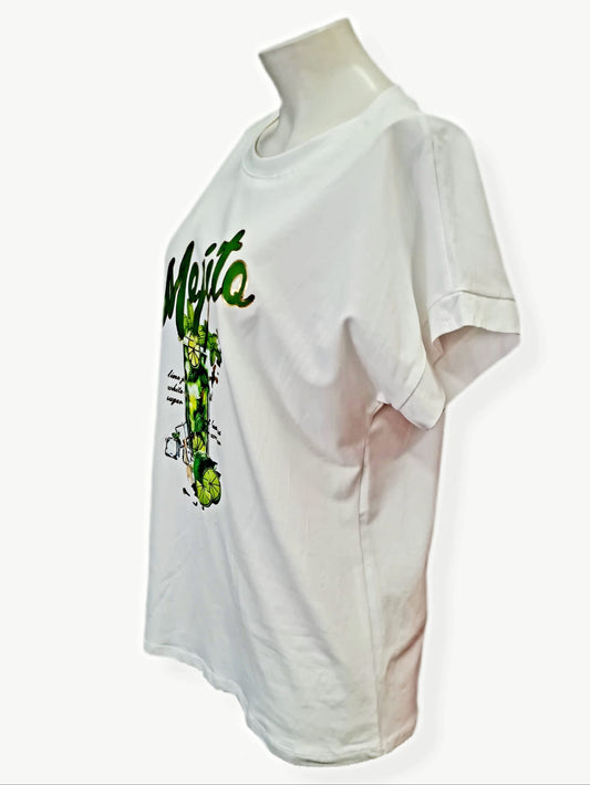 Dieses schmal geschnittene T-Shirt Mojito in Weiß hat einen stylischen grünen Druck auf Brusthöhe. Hergestellt aus 95% Baumwolle und 5% Elasthan bietet es eine bequeme Passform. Mit einem Rundhalsausschnitt ist es ideal für den täglichen Gebrauch und verleiht jedem Outfit einen Hauch von Coolness. Seitenansicht.