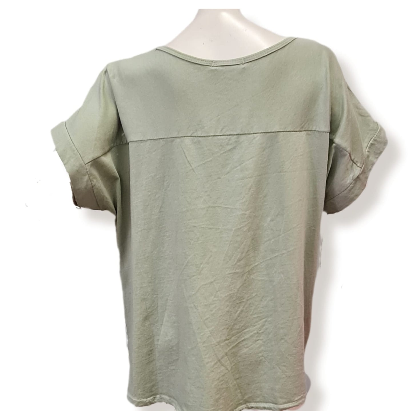 Entdecken Sie das T-Shirt PURE Beauty in der Farbe Olive mit einem eleganten silberfarbenen weißen Aufdruck vorne. Dank der besonderen Mischung aus 50% Baumwolle, 35% Viskose, 10% Polyester und 5% Nylon ist dieses T-Shirt nicht nur angenehm zu tragen, sondern auch langlebig und pflegeleicht. Perfekt für jeden Anlass und ein Must-have in Ihrem Kleiderschrank. Rückenansicht uni.