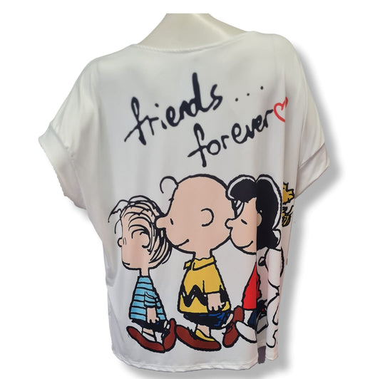 Das T-Shirt Friends Forever in Weiß ist der perfekte Begleiter für jeden Tag. Der Snoopy Aufdruck macht es zu einem echten Hingucker. Das Material besteht aus 95% Microfaser und 5% Elasthan, was für absoluten Tragekomfort sorgt. Zeige deine Liebe zu den Peanuts mit diesem einzigartigen T-Shirt. Rückenansicht.