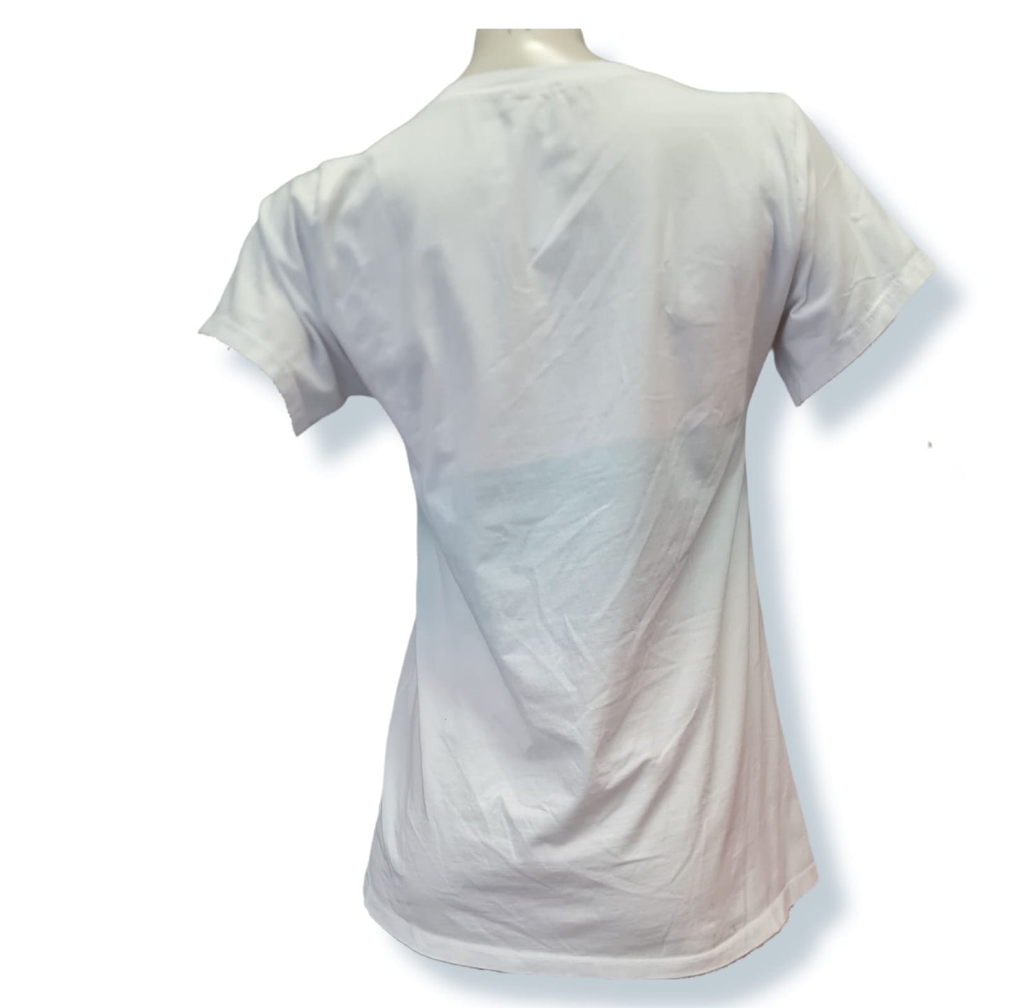 Mit dem T-Shirt "Happy" aus 95% Baumwolle und 5% Elasthan, hergestellt in Italien, bringst du sportlichen Stil und höchsten Tragekomfort in deinen Kleiderschrank. Das Weiß und Mint sorgen für frische Akzente und machen dich glücklich! Mach dein Outfit perfekt mit dem "Happy" T-Shirt. Rückenansicht .