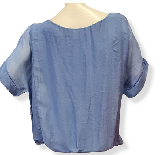 Dieses T.-Shirt in Blau ist aus einem 2-lagigen Materialmix, bestehend aus 75% Viskose und 25% Seide, gefertigt. Dadurch bietet es nicht nur ein sehr leichtes Tragegefühl, sondern auch eine hohe Qualität und Langlebigkeit. Perfekt für einen stilvollen Look im Alltag oder für besondere Anlässe. Rückenansicht.