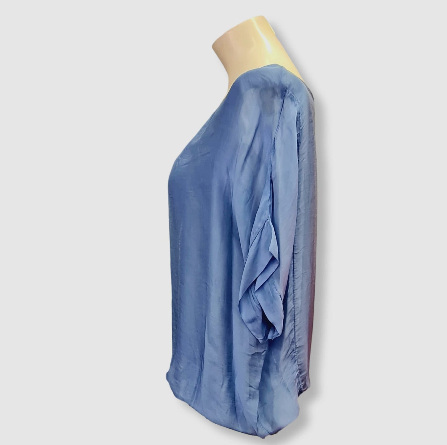 Dieses T.-Shirt in Blau ist aus einem 2-lagigen Materialmix, bestehend aus 75% Viskose und 25% Seide, gefertigt. Dadurch bietet es nicht nur ein sehr leichtes Tragegefühl, sondern auch eine hohe Qualität und Langlebigkeit. Perfekt für einen stilvollen Look im Alltag oder für besondere Anlässe. Seitenansicht.