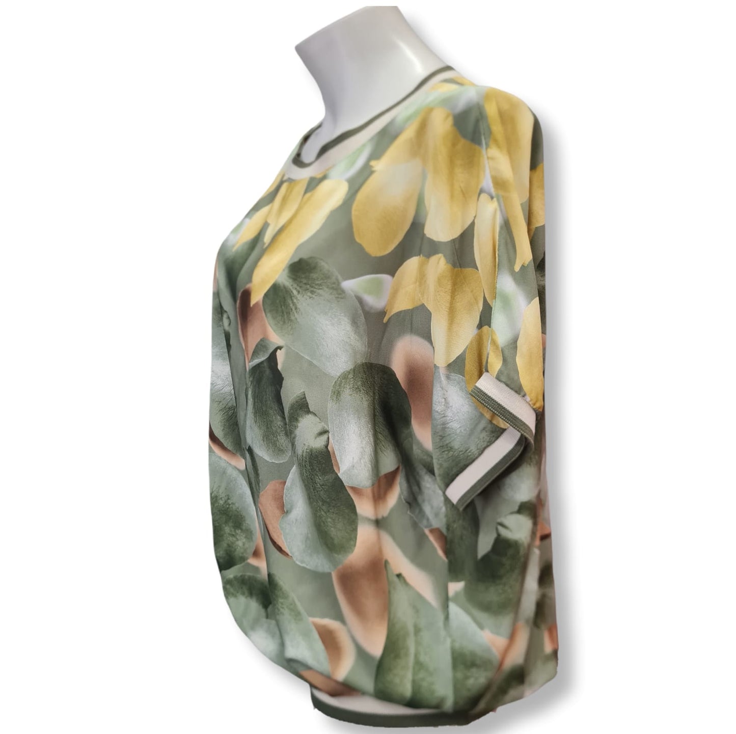 Dieses T.-Shirt Flora in den Farben Grün und Gelb ist aus 100% Viskose gefertigt und bietet somit ein super angenehmes Tragegefühl. Der sportliche Schnitt und der Rundhalsausschnitt machen dieses Shirt zu einem Must-Have für jeden Kleiderschrank. Lassen Sie sich von der perfekten Kombination aus Komfort und Stil überzeugen. Seitenansicht