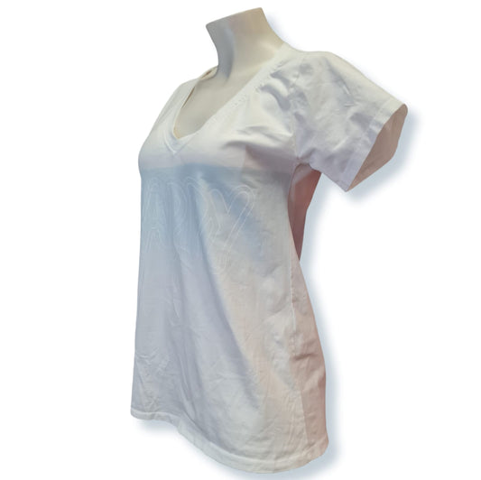 Mit dem T-Shirt "Happy" aus 95% Baumwolle und 5% Elasthan, hergestellt in Italien, bringst du sportlichen Stil und höchsten Tragekomfort in deinen Kleiderschrank. Das Weiß und Mint sorgen für frische Akzente und machen dich glücklich! Mach dein Outfit perfekt mit dem "Happy" T-Shirt. Seitenansicht.