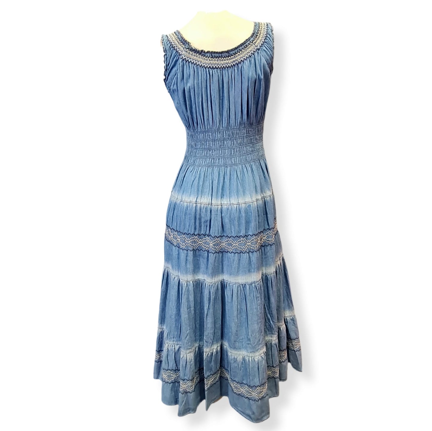 Kleide dich stilvoll mit dem Träger-Kleid Lola! Hergestellt aus 100% Baumwolle bietet es eine optimale Passform und eine Länge von 90cm. Perfekt für jeden Tag in Jeans Optik. Lass dich von dem einzigartigen Design und der Qualität überzeugen! Rückenansicht.