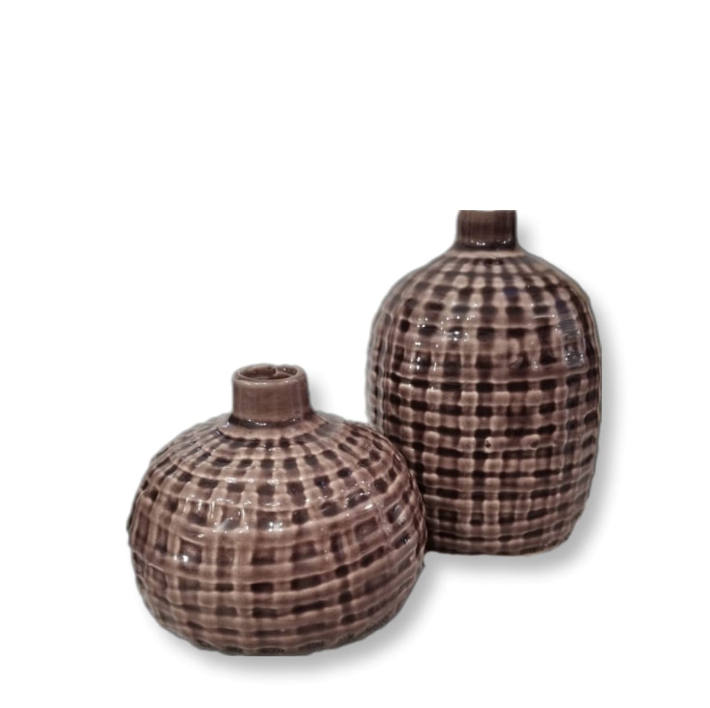 Diese stilvolle Vase aus glasiertem Steingut in Violett ist 9cm hoch und hat einen Bauch mit einem Durchmesser von 11cm. Die Öffnung hat einen Durchmesser von 2cm. Perfekt für schöne Blumenarrangements oder als dekoratives Element in Ihrem Zuhause. Ansicht Vase links kleineres Modell.