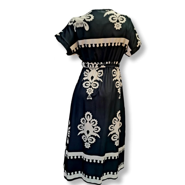 Ein Megaschönes Maxikleid in Schwarz Weiss Look . Offsetdruck mit Großplakativ Ornamentdruck. Mit Gürtel