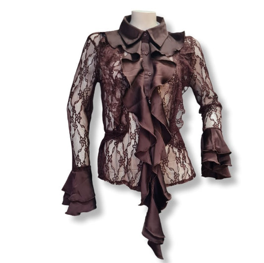 Das Video bewirbt eine Bluse mit Transparenz in der Farbe Braun