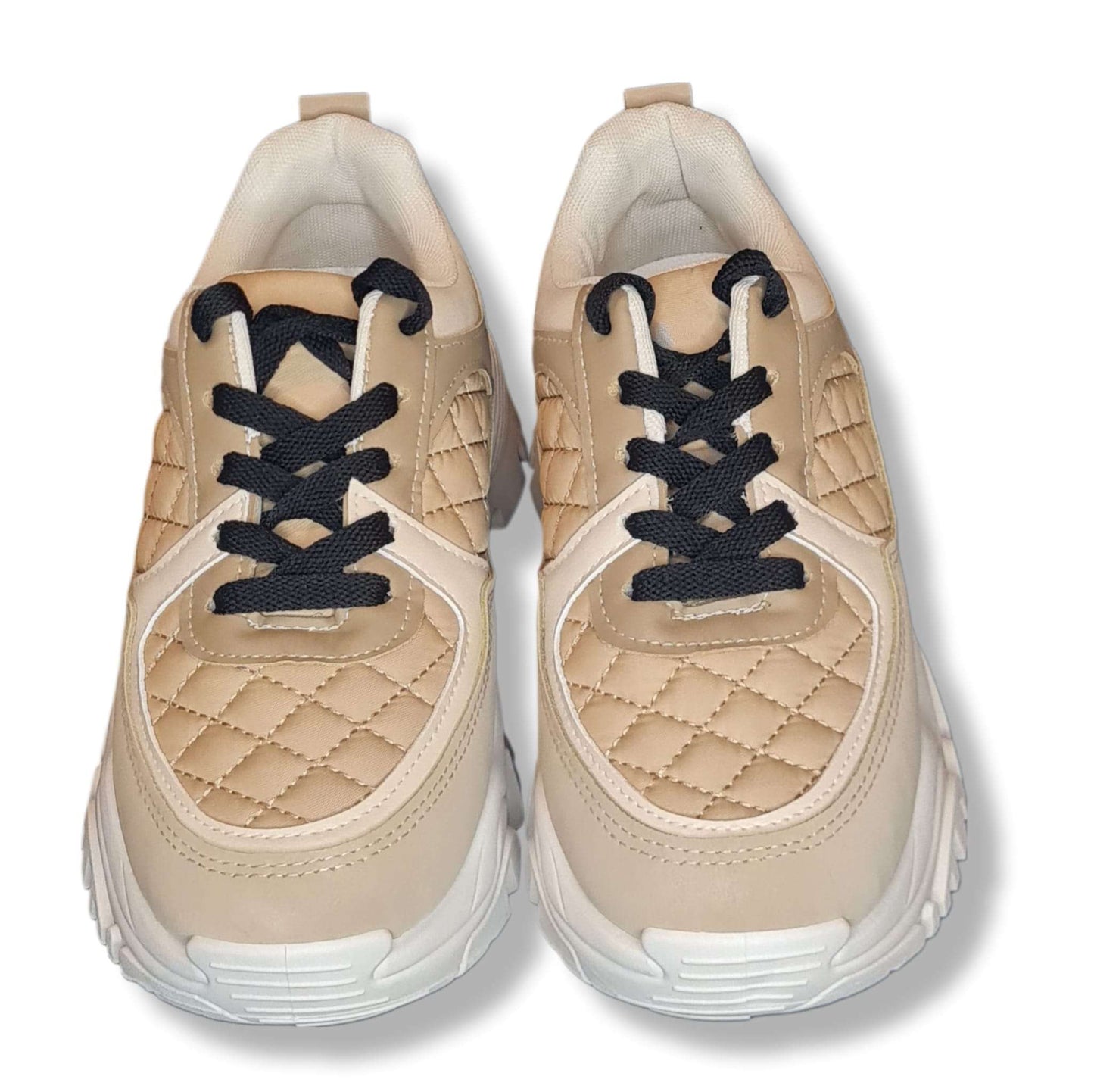 Diese eleganten Sneaker in Beige Sandfarbig verleihen jedem Outfit einen sportlichen und dennoch eleganten Touch. Das abgesteppte Synthetik-Obermaterial sorgt für ein modernes Aussehen und die EVA-Zwischensohle bietet den ganzen Tag über Komfort. Mit der Gummisohle und dem Schnürschuh sind diese Sneaker perfekt für einen aktiven Lebensstil. Die Komfort Form Einlegesohle rundet das Gesamtbild ab. Absatz mittel, 3cm hoch. Vorderansicht Paar von oben.