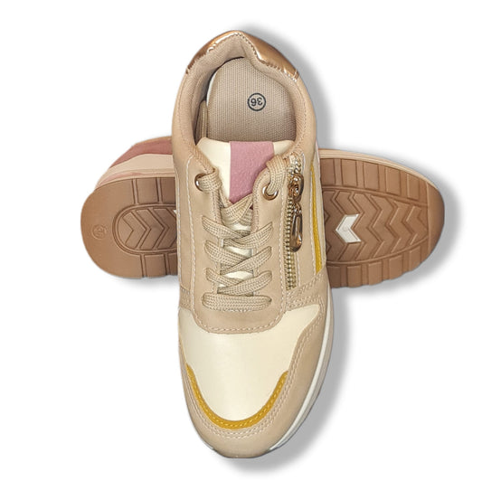 Diese Sneakers in Beige und Rose sind nicht nur stylish, sondern auch äußerst bequem. Mit einer EVA Zwischensohle und einem Formfußbett bieten sie optimalen Komfort für lange Tage. Das strapazierfähige Obermaterial in Lederoptik sorgt für Langlebigkeit, während der Zierreißverschluss ein trendiges Highlight setzt. Perfekt für jeden Tag. Absatz 3cm. Ansicht Sohle und von oben.