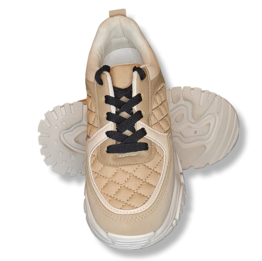 Diese eleganten Sneaker in Beige Sandfarbig verleihen jedem Outfit einen sportlichen und dennoch eleganten Touch. Das abgesteppte Synthetik-Obermaterial sorgt für ein modernes Aussehen und die EVA-Zwischensohle bietet den ganzen Tag über Komfort. Mit der Gummisohle und dem Schnürschuh sind diese Sneaker perfekt für einen aktiven Lebensstil. Die Komfort Form Einlegesohle rundet das Gesamtbild ab. Absatz mittel, 3cm hoch. Ansicht Sohle