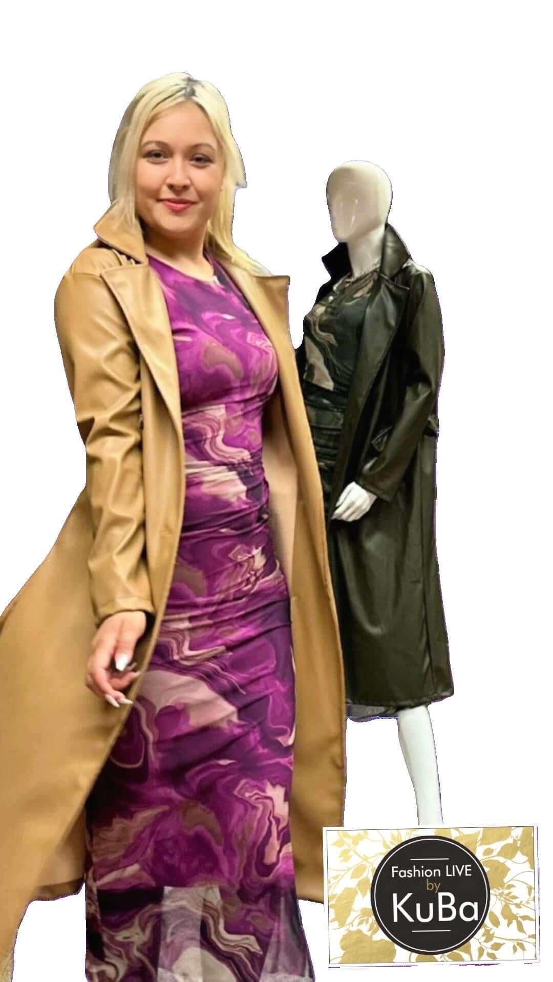 eine Blonde Frau trägt einen Cognac Farbenen Mantel daneben ist das Logo von KuBa Fashion