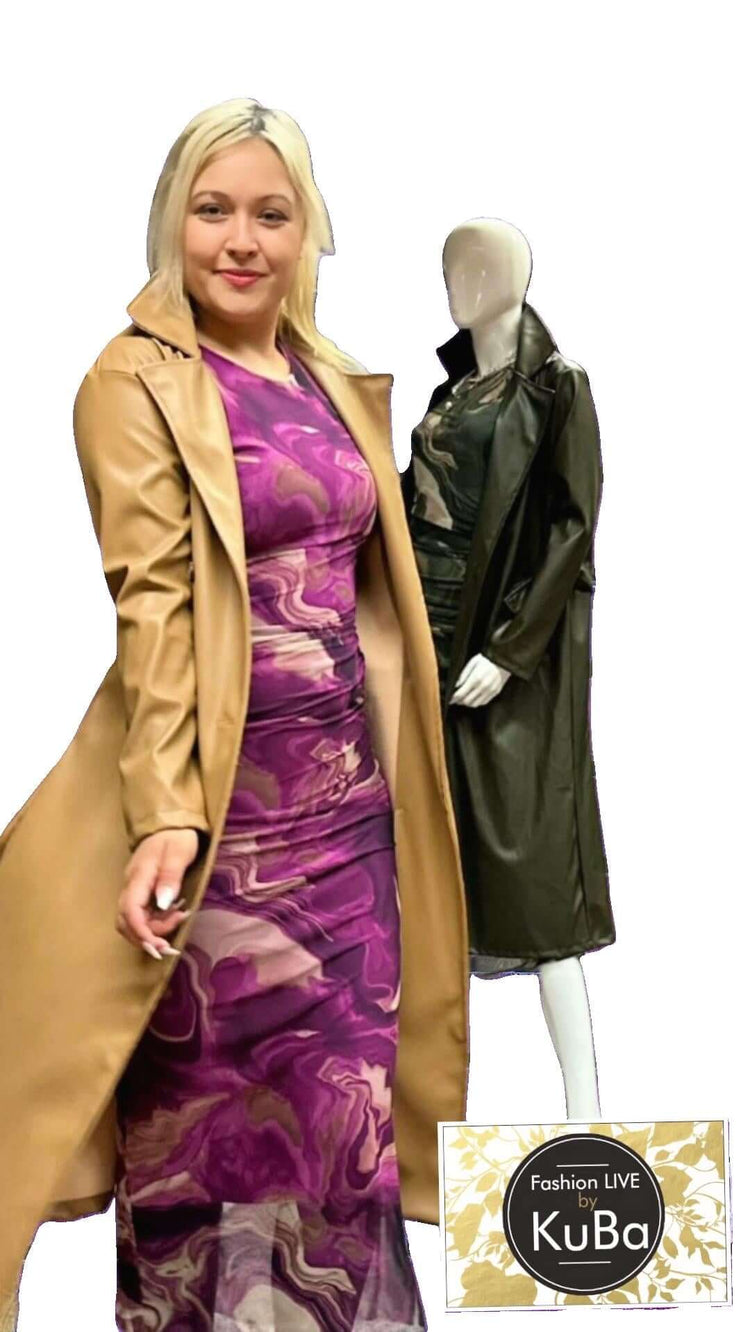 eine Blonde Frau trägt einen Cognac Farbenen Mantel daneben ist das Logo von KuBa Fashion